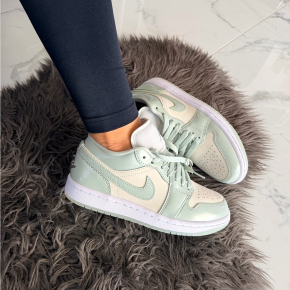 Air Jordan 1 Low SE - Picture 2 of 9